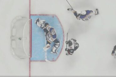 STRETCH SAVE ET UNE BEAUTÉ À ÇA.  #NHLFaceOff...