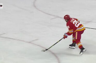 La première de Blake Coleman (@bcoles25) avec les @nhlflames est parfaite.  #NHLFaceOff...