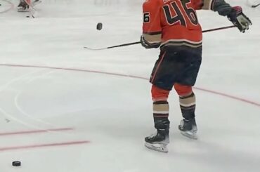 @trevorzegras mitaines cependant… #NHLFaceOff ( @anaheimducks)...