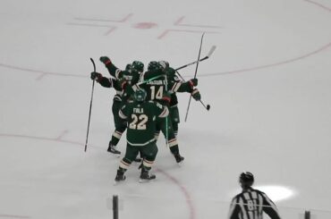 Les choses sont sauvages dans le Minnesota ce soir.  #NHLFaceOff...