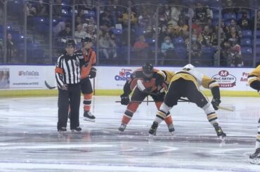 Samedi, Katie Guay est devenue la première femme à officier à @theahl.  Ecoutez ...