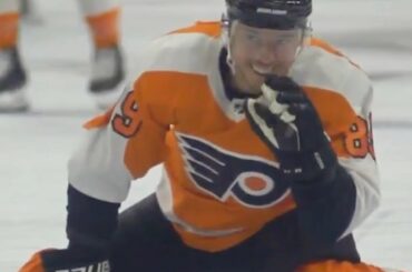 @camatkinson89 avait un invité très spécial hier soir.  #NHLFaceOff...