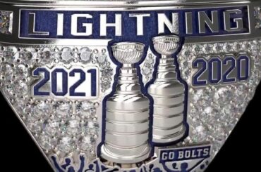 Le Lightning est une très grosse équipe et ils ont (un autre) très gros ring.  (...