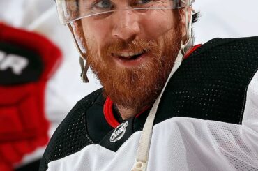 "Si vous avez besoin d'aide, demandez de l'aide."  L'équipage de @nhlontnt se souvient de la belle vie...