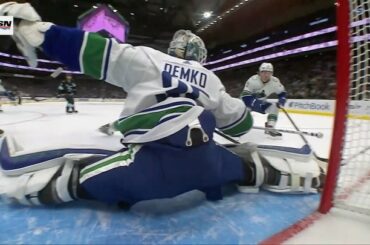 Ce serait un de Thatcher Demko (@tdemko30) !  : @espn+ : @sportsnet...