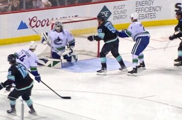 À DEUX HEURES Regardez le @seattlekraken se rendre à Climate Pledge Arena pour le f...