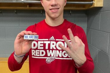 6e match de la LNH.  1er tour du chapeau de la LNH.  Quelle soirée pour @lucasraymonds !  ( @detroitre...