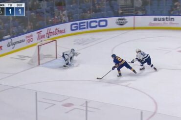 Hors du chemin de Drake Caggiula.  ...