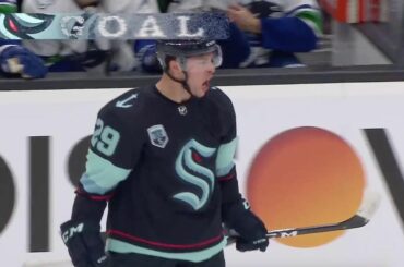 Le tout premier but marqué à la Climate Pledge Arena appartient à @vincedunn !  (Sid...