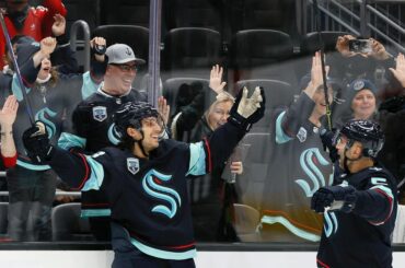 PREMIÈRE VICTOIRE À DOMICILE POUR LE @seattlekraken !!!  ...