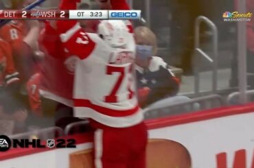 Parfaitement placé de @dylanlarkin71 pour le vainqueur @easportsnhl OT....