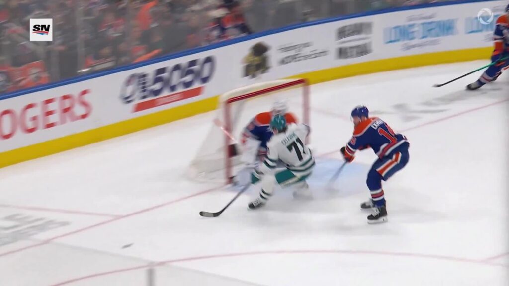 Macklin Celebrini a tenté d&rsquo;imposer une pénalité aux Oilers, mais les arbitres les ont quand même pénalisés.