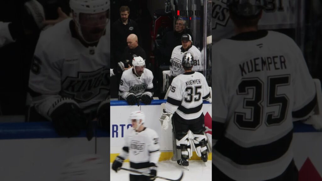 Eddy essaie d&rsquo;attraper tout le monde au micro chaud 🤣 #hockey #nhl