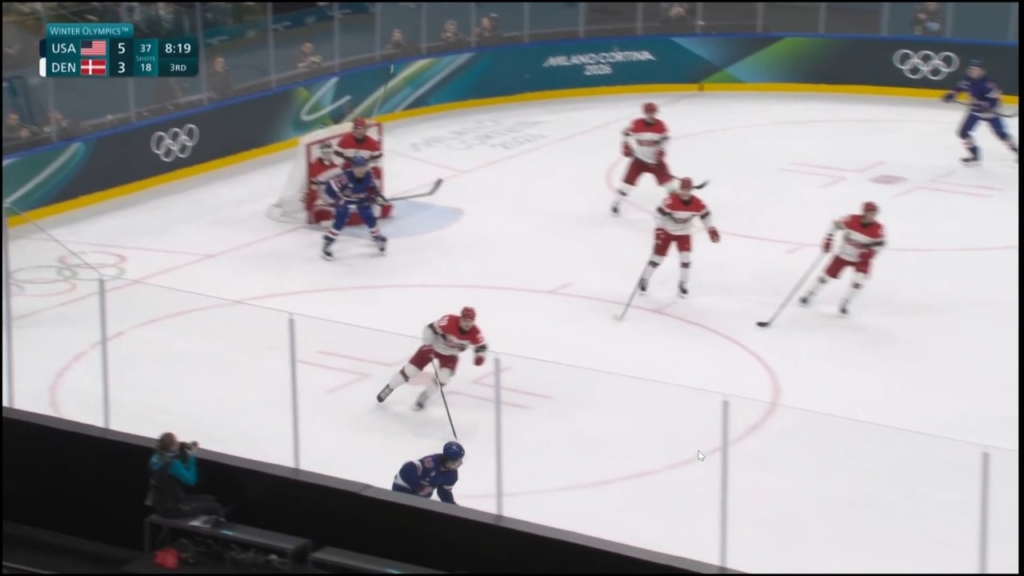 Olesen, du Danemark. Il boit un Coca bien mérité après avoir bloqué un gros tir.