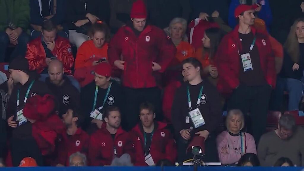 L&rsquo;équipe canadienne de hockey masculin a assisté au patinage de vitesse sur courte piste pour soutenir l&rsquo;équipe canadienne.