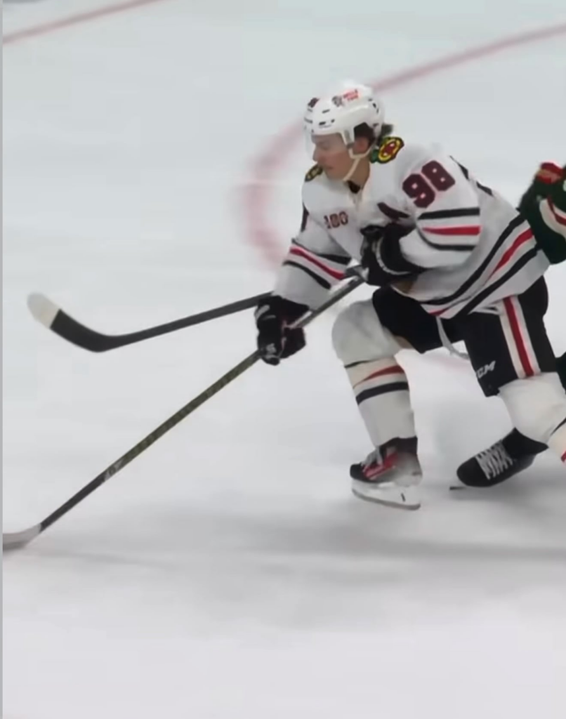 Connor Bédard avec la chaîne en or sortie