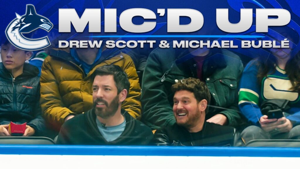 Michael Bublé et Drew Scott au micro lors d&rsquo;un match des Canucks de Vancouver