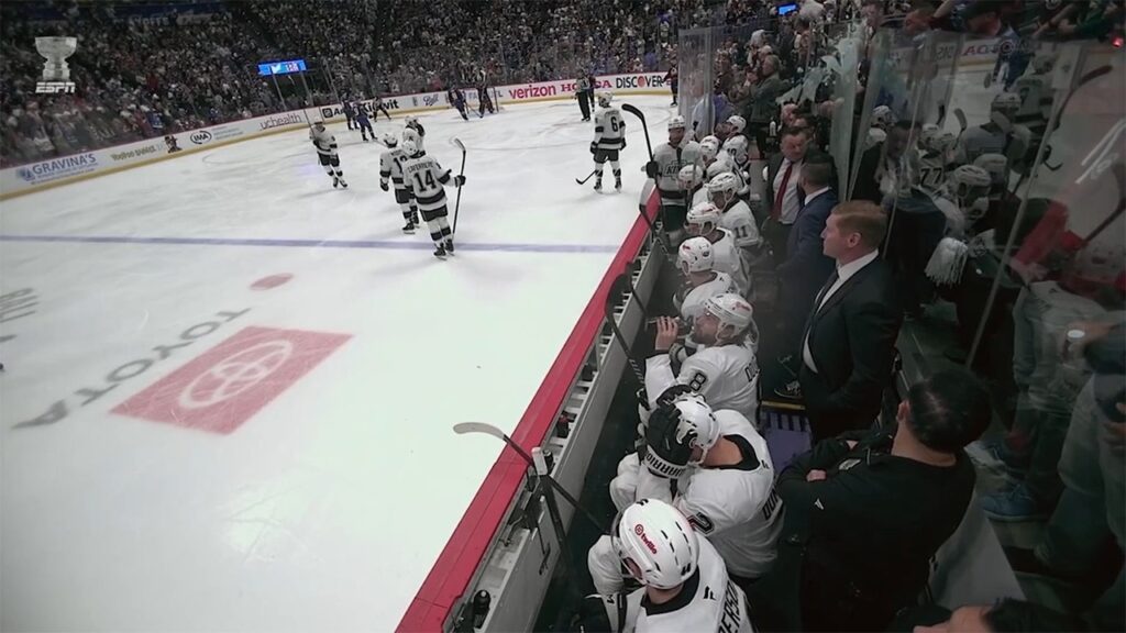 Tir de pénalité de Quinton Byfield, un fan brise le verre