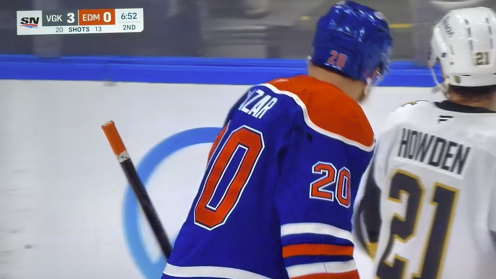 Un fan du match des Oilers/Knights touché par la rondelle et ensanglanté