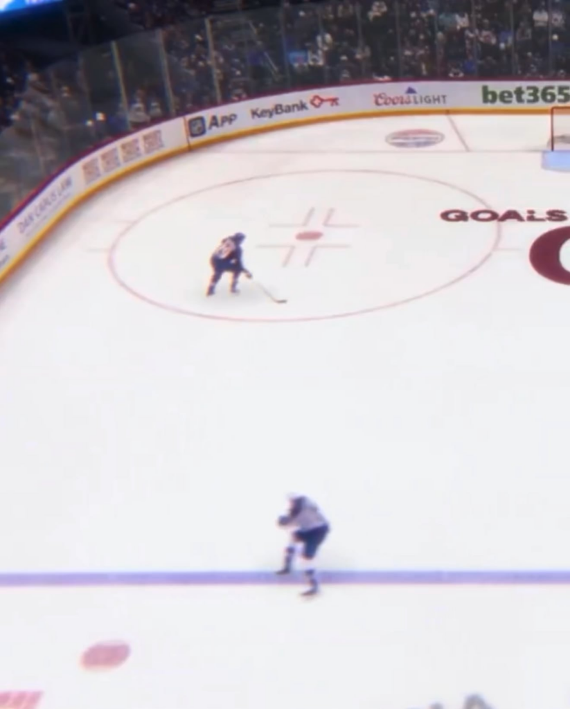 La LNH a publié un montage de MacKinnon marquant sur un filet vide