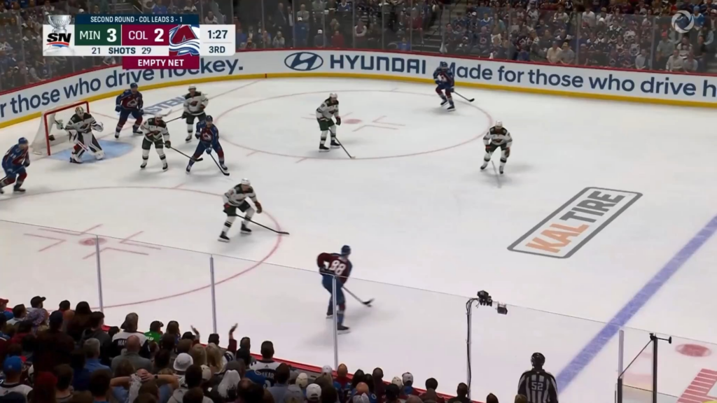 MACKINNON ÉGALE LE JEU ! Quel coup !
