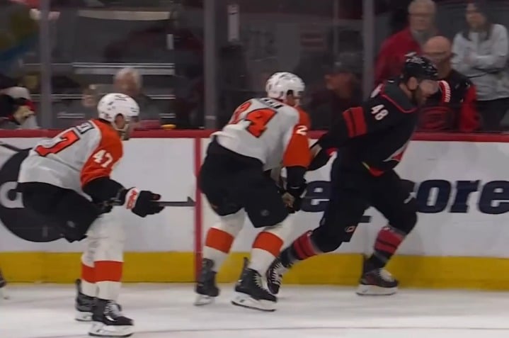Nick Seeler SAISIT le bâton de Jordan Martinook et se lance lui-même pour tirer une pénalité