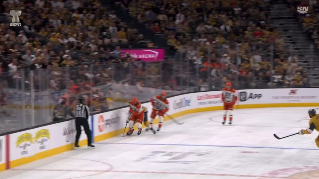 McNabb a obtenu un majeur et a été expulsé après ce coup sûr contre Ryan Poehling, qui avait besoin d&rsquo;aide pour sortir de la glace.