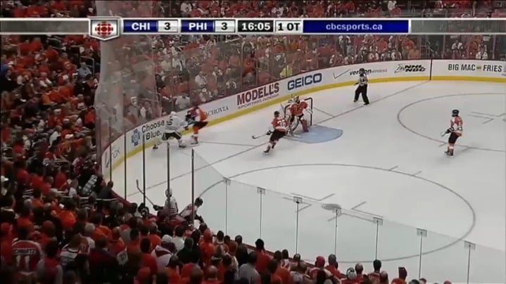 (09/06/2010) Personne ne réalise que la rondelle est dedans, à l&rsquo;exception de Kane. Les Blackhaws avaient remporté la coupe.