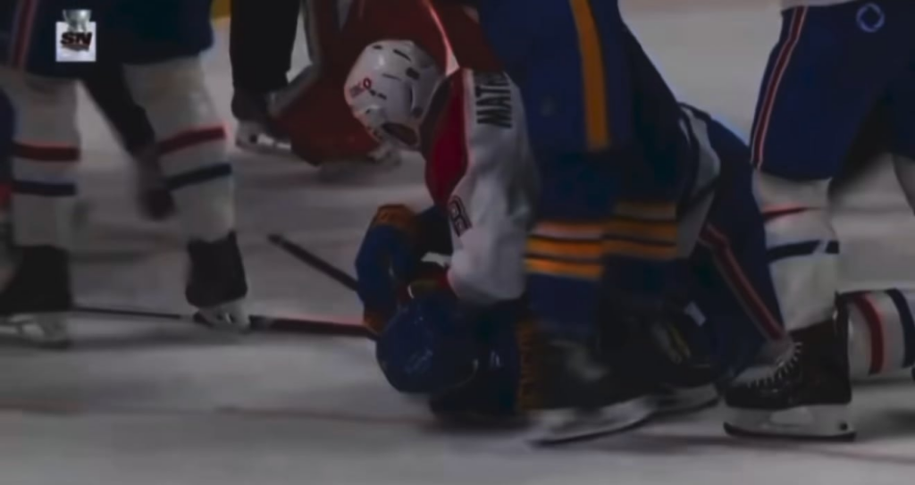 Matheson utilise son corps pour protéger la tête de Benson