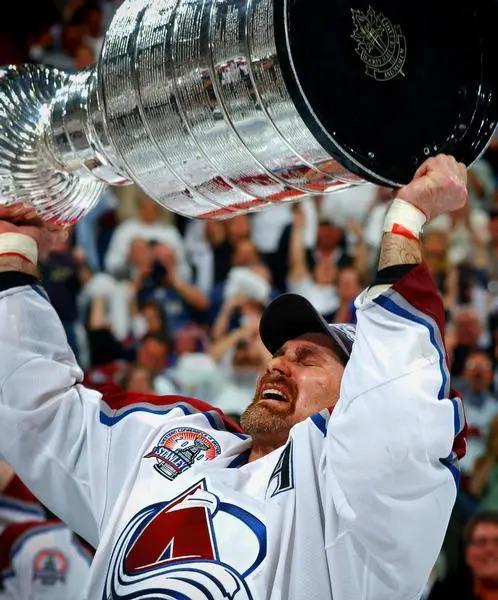 Si l&rsquo;Avs remporte la coupe, Brent Burns la soulevant après 22 saisons usurpera-t-il la levée de Ray Borque après 21 saisons comme étant peut-être la plus grande levée de coupe de tous les temps ?