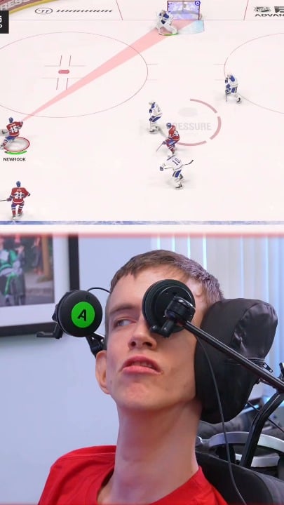 Mon ami Brad joue à un match de hockey pour la première fois de sa vie avec un équipement adapté
