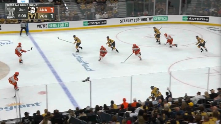 Vegas reprend l&rsquo;avantage et Anaheim est furieux après que les arbitres n&rsquo;ont pas demandé de glaçage. 2-1