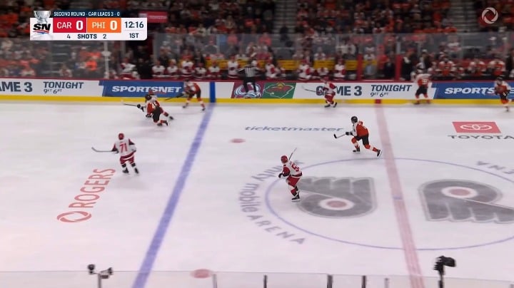 Forester ouvre le score pour les Flyers !
